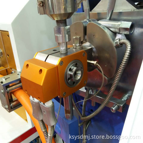 extrusion crosshead with color stripe function